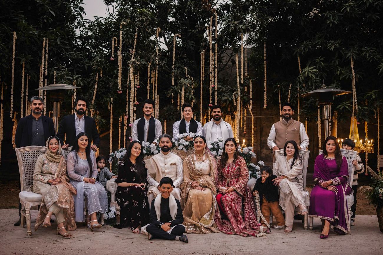 Wider extended cousin and family group photo around the couple
